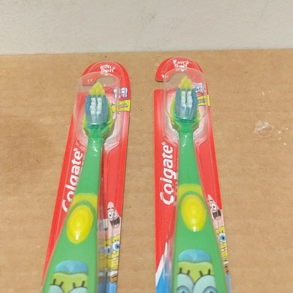 Colgate Spongebob Square Pants 2 Toothbrushes Lot Extra Soft 5 Years - Picture 3 of 4